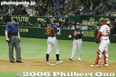 Ichiro reaches home as the umpire makes sure Ichiro steps on homeplate.
Keywords: tokyo dome world baseball classic