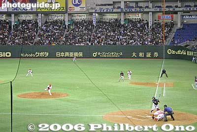 Ichiro at bat. Japan wins 18-2.
Keywords: tokyo dome world baseball classic