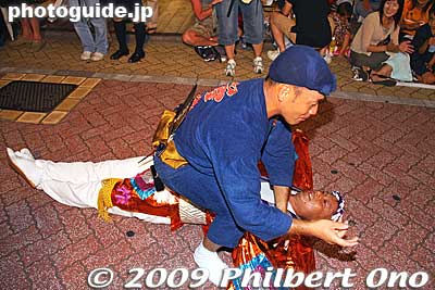 Kite flyer trying to fly his kite.
Keywords: tokyo suginami-ku koenji awa odori dancers matsuri festival 