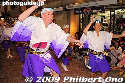 One of only two foreigners I saw dancing. He was good. Edo-uki-ren (Koenji) 江戸浮連
Keywords: tokyo suginami-ku koenji awa odori dancers matsuri festival women 