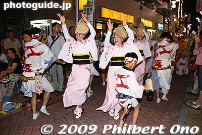 Kurenai-ren 紅連
Keywords: tokyo suginami-ku koenji awa odori dancers matsuri festival women 