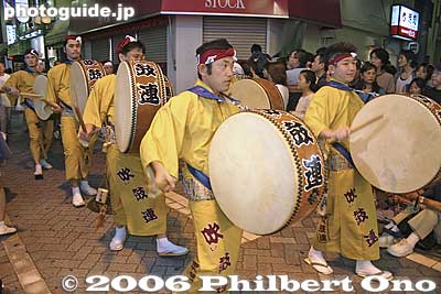 Musicians always bring up the rear of the dance troupe. Taiko drums, flutes, and shamisen. The Awa Odori has a distinct rhythm and beat. It really makes you want to get up and dance.
Keywords: tokyo suginami-ku koenji awa odori dance