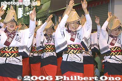 The dancers also let out a yell as they dance. Hana-no-ki-ren 花の木連
Keywords: tokyo suginami-ku koenji awa odori dance