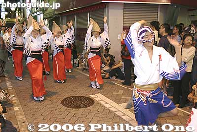 These pictures show over 40 dance troupes which I photographed in 2004 and 2005. Budo-ren 富道連
富道連
Keywords: tokyo suginami-ku koenji awa odori dance