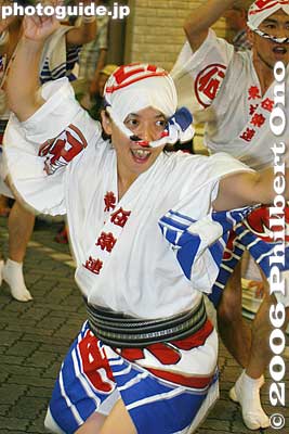 Men dance with their hips down low. 伍楽連
Keywords: tokyo suginami-ku koenji awa odori dance festival matsuri woman women kimono
