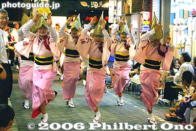 Women dance with their hips high and knees bent.
Keywords: tokyo suginami-ku koenji awa odori dance festival matsuri woman women kimono