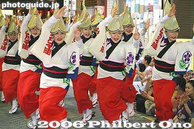 Edokko-ren 江戸っ子連
Keywords: tokyo suginami-ku koenji awa odori dance festival matsuri woman women kimono