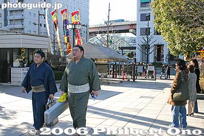 Sumo wrestlers enter through a side entrance. Fans wait for their favorite wrestlers.
Keywords: tokyo sumida-ku ryogoku kokugikan sumo japankokugikan