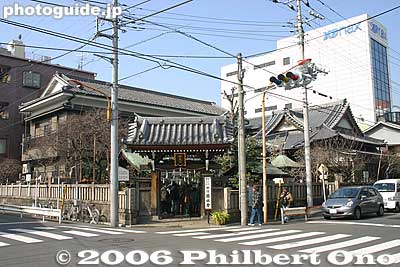 Nose Myokenzan Betsuin at a street corner. In Feb., priests at this small temple splash cold water on themselves for 30 min. Near Honjo-Azumabashi Station on the Toei Asakusa Line or JR Kinshicho Station on the Sobu Line.
Keywords: tokyo sumida-ku cold water bath shinto priest