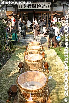 Filled with a water hose
Keywords: tokyo sumida-ku cold water bath shinto priest