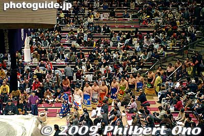 Next we have the ring-entering ceremony by the top division wrestlers in the Makunouchi Division. Rikishi from the east side come down the aisle first. They are led by a referee.
Keywords: tokyo sumida-ku ward ryogoku kokugikan sumo tournament ozumo rikishi wrestlers japankokugikan