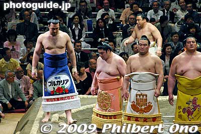 Ozeki Kotooshu with an apron by Bulgaria Yogurt. (Kotooshu is from Bulgaria.)
Keywords: tokyo sumida-ku ward ryogoku kokugikan sumo tournament ozumo rikishi wrestlers japankokugikan
