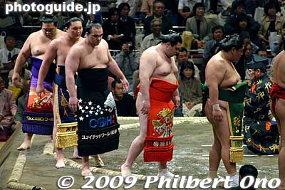 Roho's apron actually had little lights which flashed.
Keywords: tokyo sumida-ku ward ryogoku kokugikan sumo tournament ozumo rikishi wrestlers