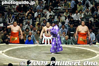 The yokozuna is flanked by two attendants, a sword bearer on the left and dew sweeper on the right. Their kesho mawashi ceremonial aprons are a matching set.
Keywords: tokyo sumida-ku ward ryogoku kokugikan sumo tournament ozumo rikishi wrestlers