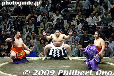 He claps his hands to get the attention of the gods. 横綱土俵入り
Keywords: tokyo sumida-ku ward ryogoku kokugikan sumo tournament ozumo rikishi wrestlers japansumo