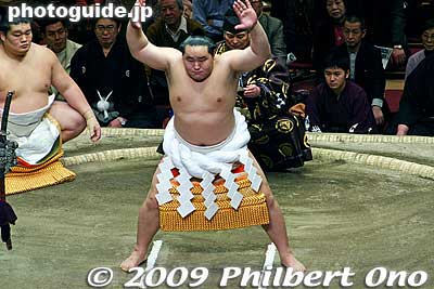 He claps his hands and stomps his foot.
Keywords: tokyo sumida-ku ward ryogoku kokugikan sumo tournament ozumo rikishi wrestlers