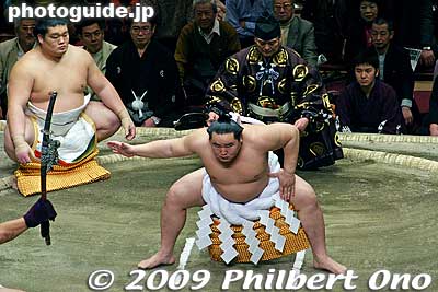 Asashoryu performing the yokozuna dohyo-iri or ring-entering ceremony. There are two styles of the yokozuna dohyo-iri. One is the Unryu style which Asashoryu performs. One hand is on his hip as he rises here. 雲龍型
Keywords: tokyo sumida-ku ward ryogoku kokugikan sumo tournament ozumo rikishi wrestlers japansumo