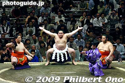 The two rikishi who escort him are either from his own sumo stable or an affiliate sumo stable.
Keywords: tokyo sumida-ku ward ryogoku kokugikan sumo tournament ozumo rikishi wrestlers