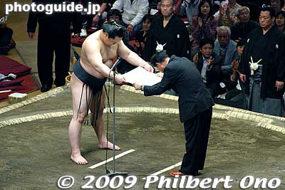 In this case, Asashoryu receives a new portrait which is then unveiled. The portrait is usually sponsored by a major newspaper.
Keywords: tokyo sumida-ku ward ryogoku kokugikan sumo tournament ozumo rikishi wrestlers