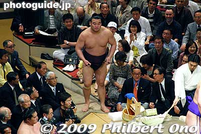 And so the day's sumo matches continue as the wrestler walks up to the sumo ring to wait his turn.
Keywords: tokyo sumida-ku ward ryogoku kokugikan sumo tournament ozumo rikishi wrestlers