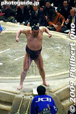 Takamisakari does his "Robocop" act in his corner to psych himself up.
Keywords: tokyo sumida-ku ward ryogoku kokugikan sumo tournament ozumo rikishi wrestlers japankokugikan