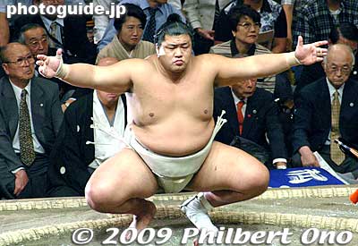 Musoyama (in Sept. 2004).
Keywords: tokyo sumida-ku ward ryogoku kokugikan sumo tournament ozumo rikishi wrestlers japansumo