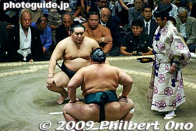 They glare at each other a few times before the match. They repeat the salt throwing and glaring for four minutes before the match starts.
Keywords: tokyo sumida-ku ward ryogoku kokugikan sumo tournament ozumo rikishi wrestlers japankokugikan