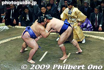 Often the wrestlers will lock onto each other while gripping each other's mawashi belts (made of silk). (Ozeki Kaio vs. Tamanoshima in May 2005.)
Keywords: tokyo sumida-ku ward ryogoku kokugikan sumo tournament ozumo rikishi wrestlers japankokugikan