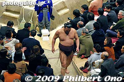After losing, Takamisakari dejectedly leaves the ring. The crowd sympathizes with him and applaud.
Keywords: tokyo sumida-ku ward ryogoku kokugikan sumo tournament ozumo rikishi wrestlers 