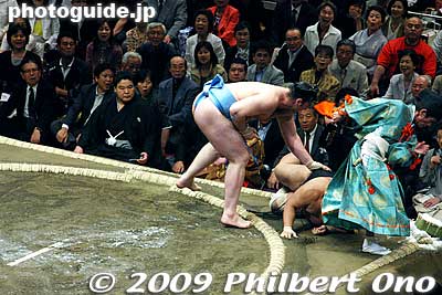 He defeats his opponent who also pushes down the referee.
Keywords: tokyo sumida-ku ward ryogoku kokugikan sumo tournament ozumo rikishi wrestlers 