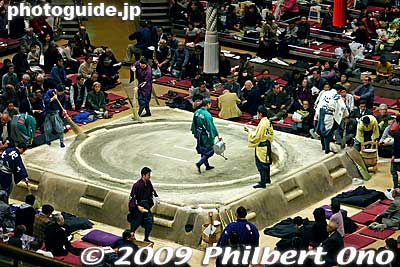Once in a while, they freshen up the sumo ring, sweeping it.
Keywords: tokyo sumida-ku ward ryogoku kokugikan sumo tournament ozumo rikishi wrestlers 