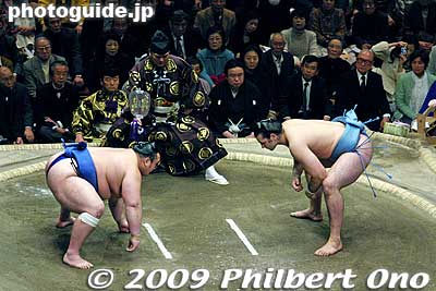 The wrestler must start the match from a "three-point stand" position where both his feet and at least one of his hands are touching the ground.
Keywords: tokyo sumida-ku ward ryogoku kokugikan sumo tournament ozumo rikishi wrestlers 