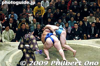 Grabbing the opponent's mawashi belt to throw him down or out is a key technique.
Keywords: tokyo sumida-ku ward ryogoku kokugikan sumo tournament ozumo rikishi wrestlers 