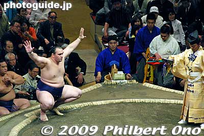 There were also two Russian sumo wrestlers. Roho and his brother Hakurozan. This is Roho in May 2005. Both got busted for drug use in 2008 and were kicked out of sumo.
Keywords: tokyo sumida-ku ward ryogoku kokugikan sumo tournament ozumo rikishi wrestlers