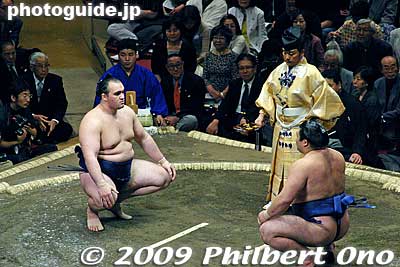 Roho vs. Tochiazuma
Keywords: tokyo sumida-ku ward ryogoku kokugikan sumo tournament ozumo rikishi wrestlers