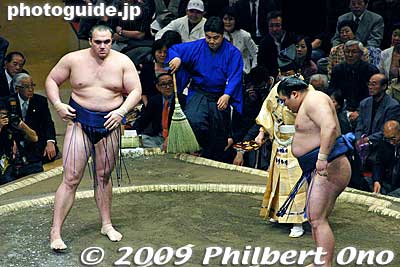 Roho vs. Tochiazuma
Keywords: tokyo sumida-ku ward ryogoku kokugikan sumo tournament ozumo rikishi wrestlers japansumo