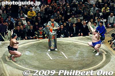 Hakurozan on the right in Jan. 2006.
Keywords: tokyo sumida-ku ward ryogoku kokugikan sumo tournament ozumo rikishi wrestlers