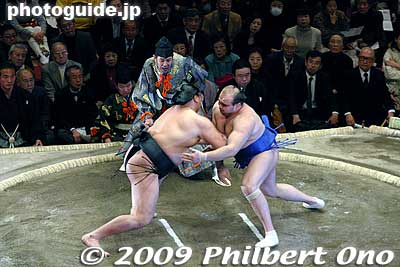 Hakurozan at the initial charge.
Keywords: tokyo sumida-ku ward ryogoku kokugikan sumo tournament ozumo rikishi wrestlers