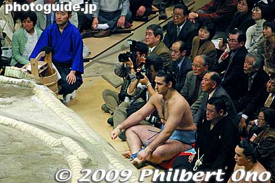 Kotooshu sits on his own cushion at ringside before his bout.
Keywords: tokyo sumida-ku ward ryogoku kokugikan sumo tournament ozumo rikishi wrestlers japankokugikan japansumo