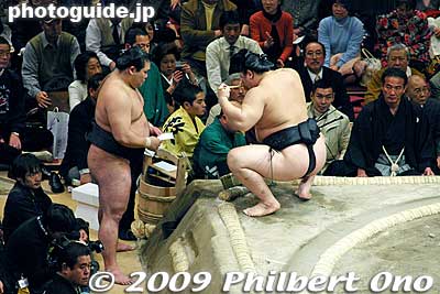 Another match with Asashoryu.
Keywords: tokyo sumida-ku ward ryogoku kokugikan sumo tournament ozumo rikishi wrestlers
