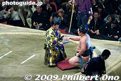 Hakuho collects his pay.
Keywords: tokyo sumida-ku ward ryogoku kokugikan sumo tournament ozumo rikishi wrestlers japankokugikan