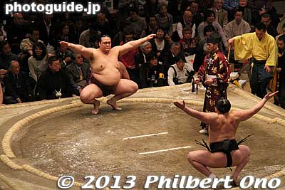 Ozeki Kisenosato vs. Yokozuna Harumafuji in Jan. 2013.
Keywords: tokyo ryogoku kokugikan sumo ozumo rikishi wrestlers japankokugikan