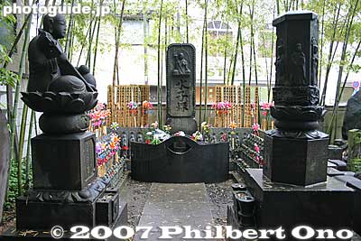 The temple has many other memorials and monuments.
Keywords: tokyo sumida-ku ward ryogoku ekoin temple
