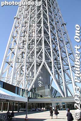 You can either buy a ticket at the door or buy a reserved ticket for a specific day via their Website. Visiting Tokyo Skytree on snowy days can be dangerous. Clumps of snow clinging to the struts are known to fall to the ground.
Keywords: tokyo sumida-ku ward sky tree tower japanbuilding