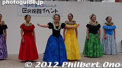 On May 20, 2012, dancers from the Hawaii Aloha Academy danced to songs played by Kehau and her trio on May 20, 2012.
Keywords: tokyo sumida ward sky tree hula dancers