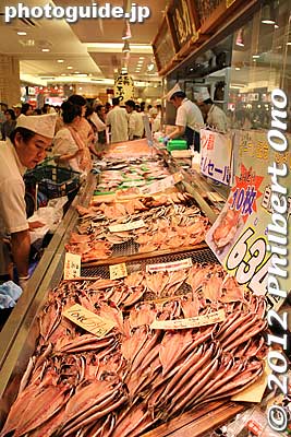 The food floor was the most crowded and noisy. This fish market was holding special opening sale selling lotta seafood for 634 yen (in reference to the Skytree's 634-meter height) during pre-opening festivities for Sumida Ward residents on May 20, 2
Keywords: tokyo sumida ward sky tree tower
