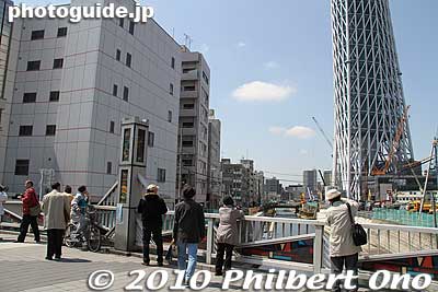 People gawking at Tokyo Skytree. It's best to see it on a sunny day with the blue sky in the background. Even at 338 meters high, it is already looking something awesome.
Keywords: tokyo sumida-ku ward sky tree tower oshiage