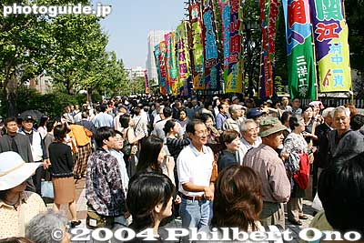 Crowd outside the Kokugikan await their favorite wrestlers.
Keywords: tokyo ryogoku kokugikan sumo yokozuna musashimaru retirement