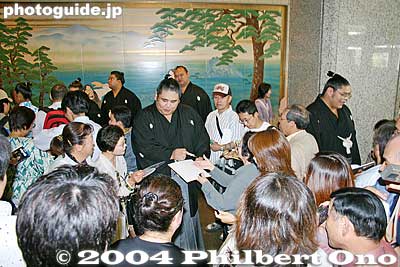 Musashigawa Stable wrestlers greet visitors
Includes Miyabiyama and Musoyama.
Keywords: tokyo ryogoku kokugikan sumo yokozuna musashimaru retirement