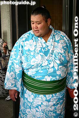 Musashigawa Stable wrestler wearing Aloha-print yukata
Flowery pattern (plumeria) with "Musashimaru" imprinted.
Keywords: tokyo ryogoku kokugikan sumo yokozuna musashimaru retirement japansumo